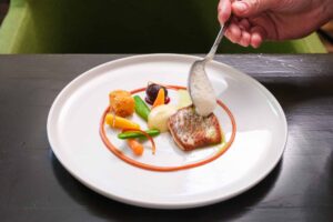 RB.gerechten.warmgerecht.vis.schelvis.bisque.gnocchi.rodebiet.groente.zomergroente.vis.olie.wortel.peulen